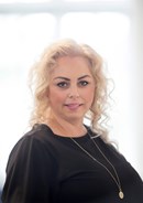 Rekha, frisør hos Din Frisør Hammel